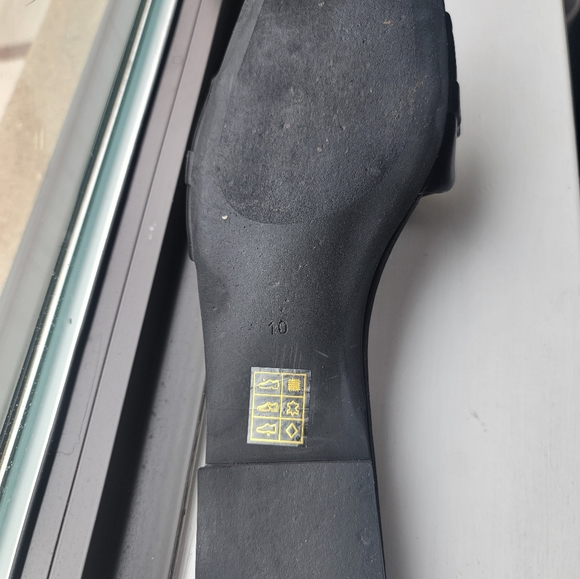 Jeffrey Campbell Black sandals with gold link details, size 10. - Picture 6 of 9